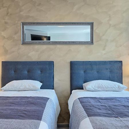 Luxury Flats In City Centre Пула Экстерьер фото
