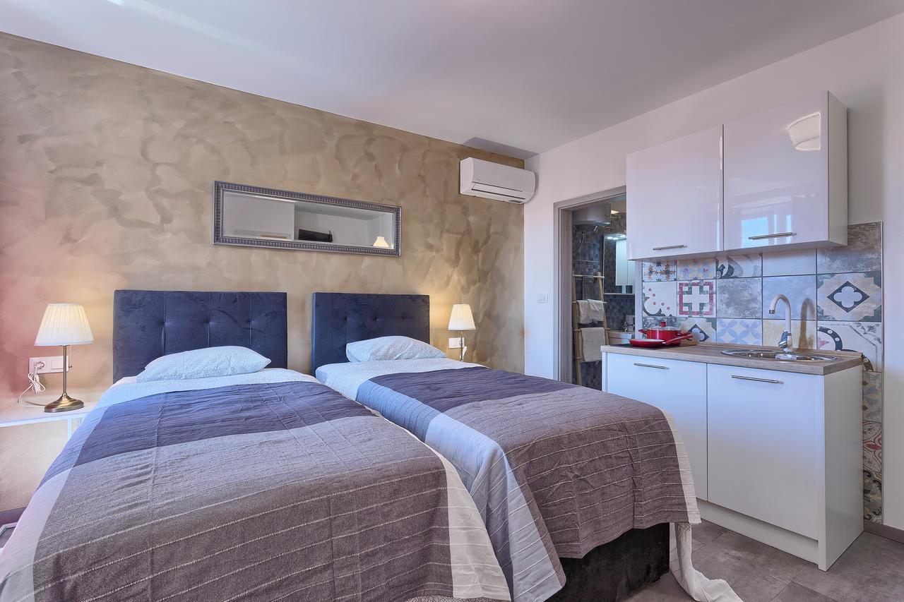 Luxury Flats In City Centre Пула Экстерьер фото